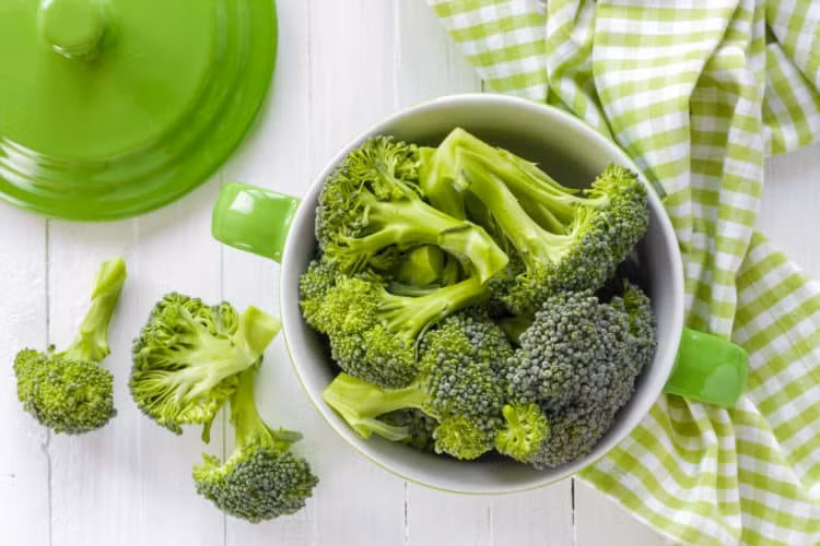 Bông cải xanh chứa nhiều vitamin C, folate, carotenoids và phytochemical chống lại các yếu tố gây hại trong phổi. Loại rau xanh này có một hợp chất hoạt tính được gọi là L-sulforaphane, giúp các tế bào chuyển sang các gen chống viêm để ngăn ngừa các bệnh về đường hô hấp.