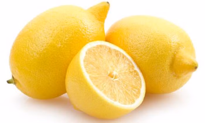 Chanh: Chứa hàm lượng vitamin B1, vitamin B2, vitamin C cao, ngoài ra còn có nhiều thành phần có tính kiềm cao như axit hữu cơ, axit citric. Tính chất kiềm của chanh có thể giúp trị ho, ngừa đờm, thải độc phổi hiệu quả.