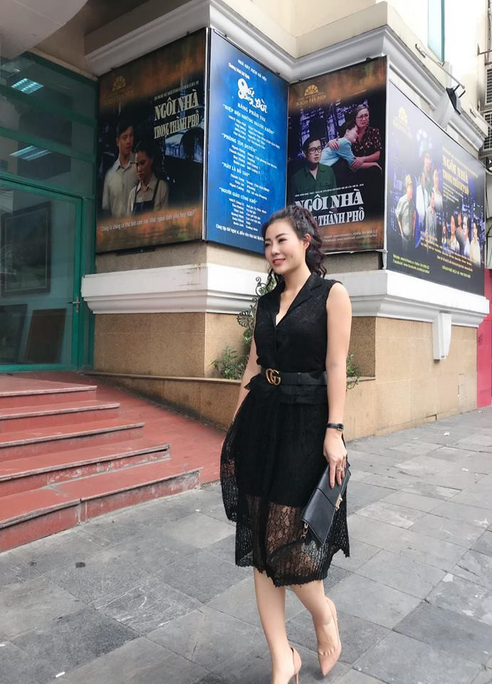 Mới đây, bà mẹ hai con gây sốc khi khoe vóc dáng bỉm sữa với ba vòng săn chắc 90-64-94 và phần bụng phẳng lì chuẩn 2 không: không rạn da, không mỡ thừa.