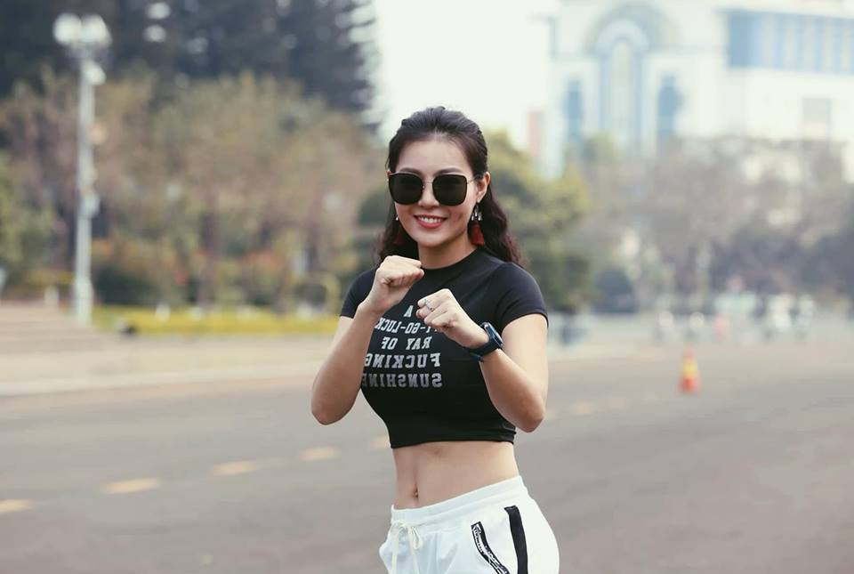 Chia sẻ về bí quyết giữ dáng, bà mẹ hai con cho hay cô vẫn chăm chỉ vận động, tập gym đều đặn kết hợp với chế độc ăn lành mạnh.