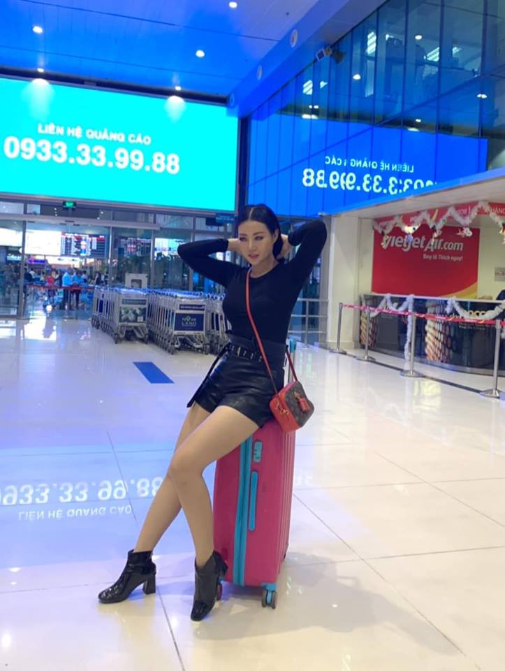 Bí quyết của bà mẹ hai con là ăn nhiều rau xanh, hoa quả, hạn chế bớt tinh bột, uống nhiều nước. Nữ diễn viên nhấn mạnh việc hạn chế tiêu thụ đồ ngọt, đường là rất quan trọng.