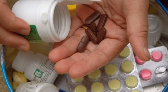 Thuốc trị táo bón: Dự trữ thuốc dạng bơm vào hậu môn hoặc thuốc chứa hợp chất cao phân tử macrogol, thuốc nhuận tràng… nên chú ý thuốc dùng cho người lớn và thuốc dùng cho trẻ em.