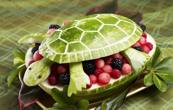 Từ trái dưa hấu, bạn cũng có thể sáng tạo một chú rùa đang ấp trứng thế này.