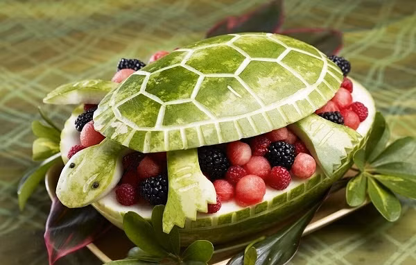 Từ trái dưa hấu, bạn cũng có thể sáng tạo một chú rùa đang ấp trứng thế này.
