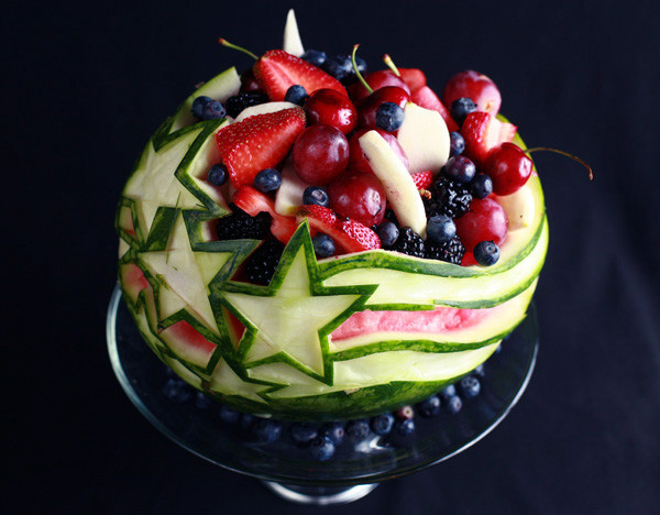 Đĩa dưa hấu tỉa hình ngôi sao đẹp mắt khiến các bé thích mê.