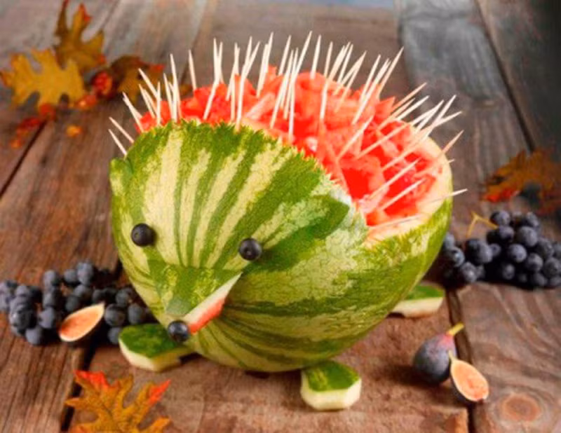 Dưa hấu vốn là loại quả được sử dụng phổ biến và trẻ nhỏ khá yêu thích. Vỏ dưa hấu vốn khá cứng và hình dạng của nó hoàn toàn phù hợp để được biến tấu thành một giỏ, đĩa đựng hoa quả đẹp mắt.