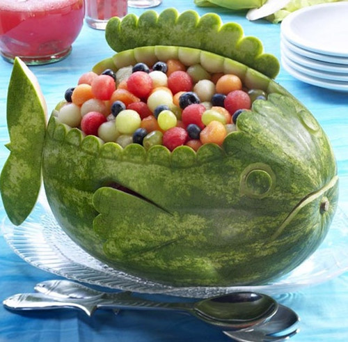 Làm chú cá chép từ dưa hấu dường như không quá khó với các mẹ khéo tay.