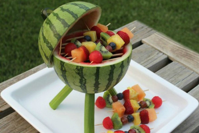 Bạn cũng có thể sáng tạo một bếp nướng BBQ từ trái dưa hấu. Ảnh: Internet.