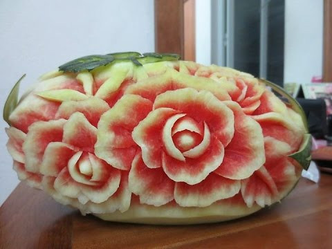 Nếu khéo tay hơn, bạn có thể tỉa dưa hấu thành hình bông hoa để trang trí mâm cỗ Trung thu cho bé.