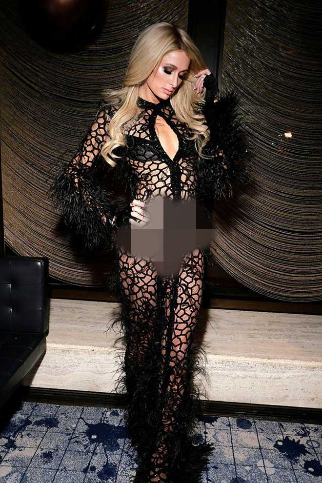 Sau khi ra mắt, thiết kế này bị dân mạng chê bai giống mạng nhện, lưới đánh cá và không phù hợp để ngồi hàng ghế đầu xem thời trang.