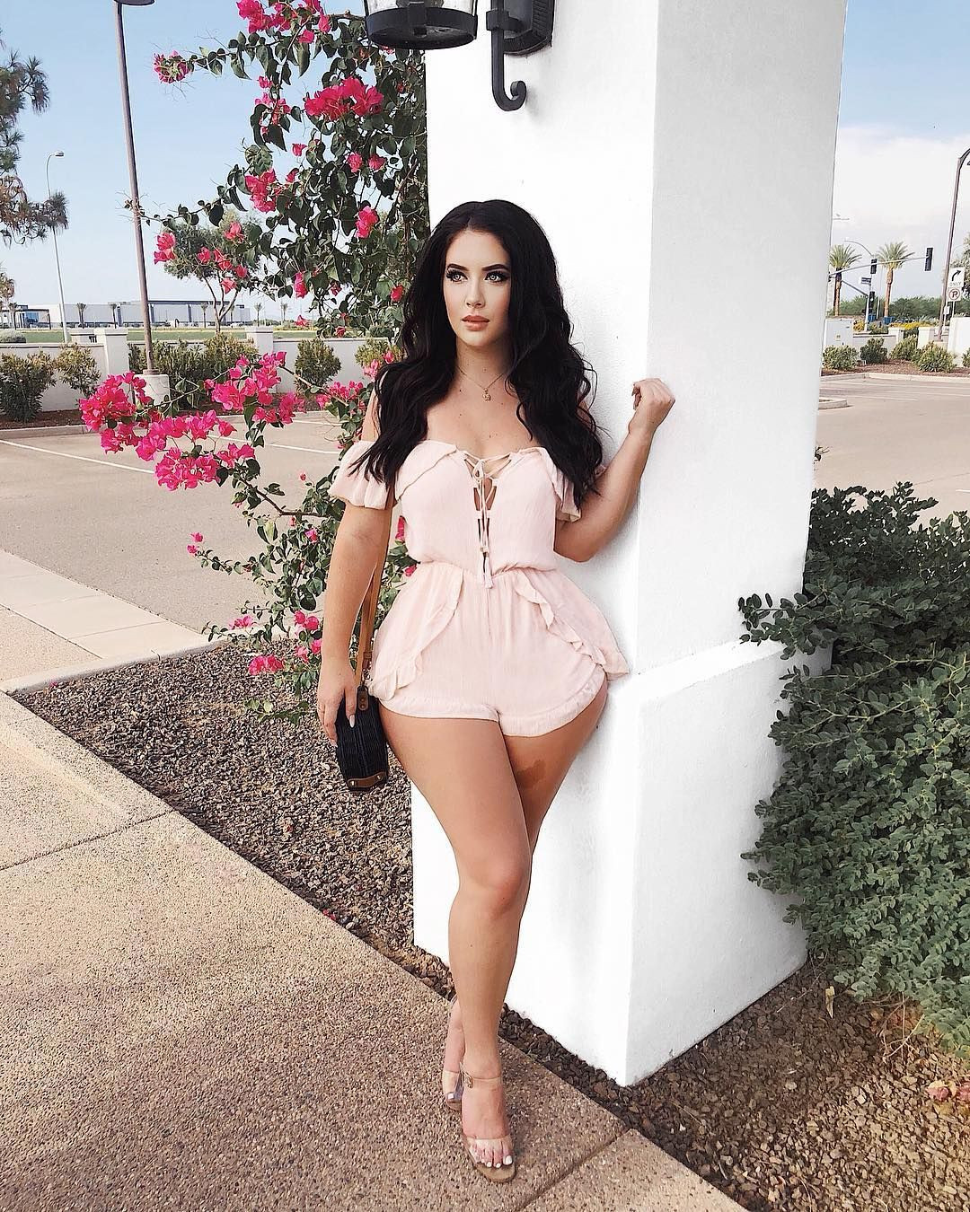 Cô nàng diện jumpsuit vô cùng gợi cảm.