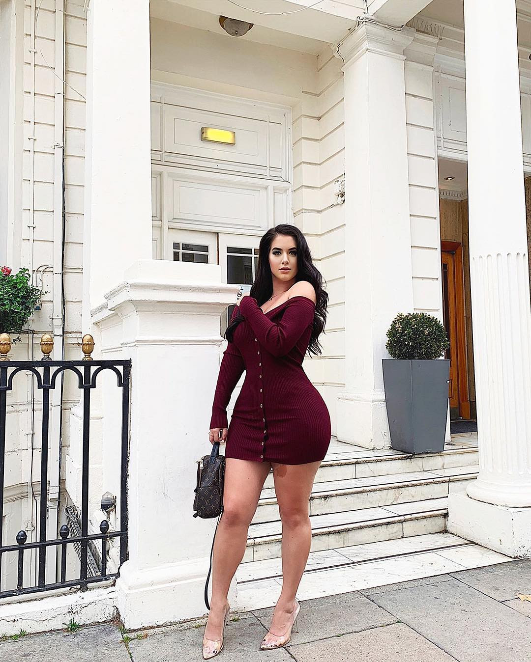 Các mẫu váy ôm khoe vòng ba cực kỳ "khủng". Ảnh: Internet.