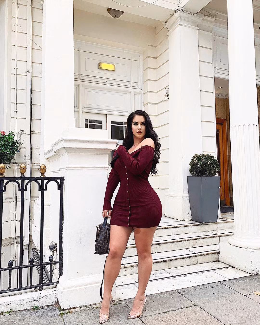 Các mẫu váy ôm khoe vòng ba cực kỳ "khủng". Ảnh: Internet.