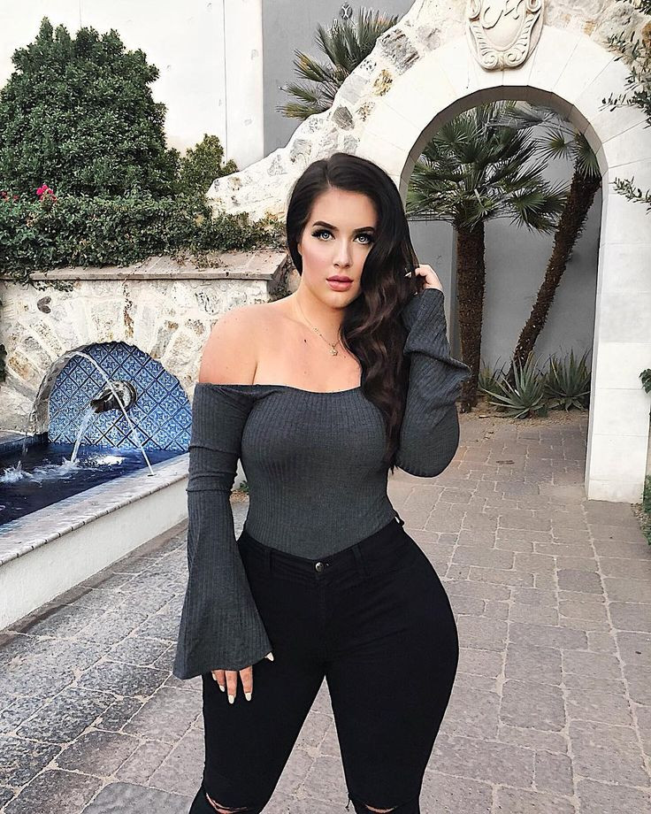 Chiếc áp thun hở vai khoe vóc dáng gợi cảm của Holly.