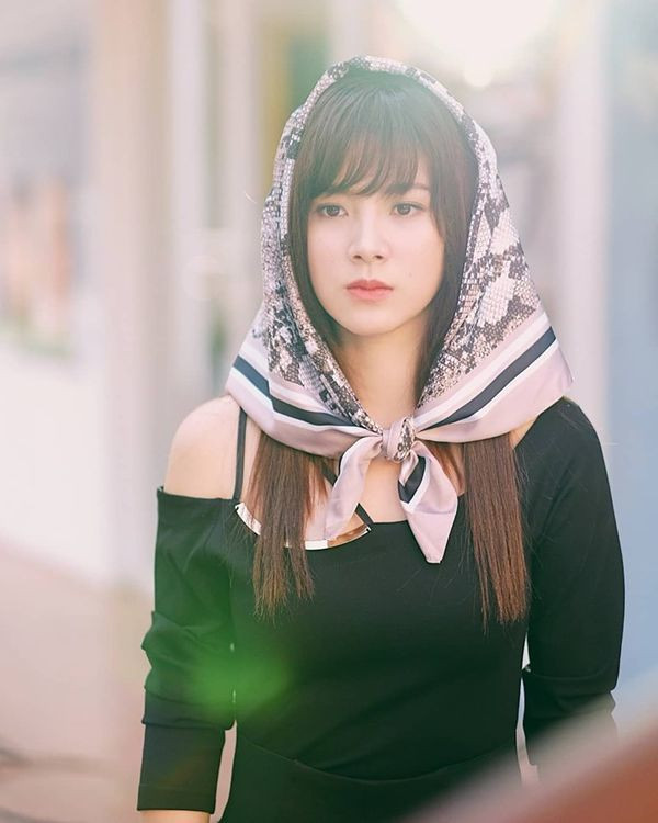 Ghi điểm từ nhan sắc đến diễn xuất, nàng Nira trong “Chiếc lá cuốn bay” còn được khen tới tấp bởi gu thời trang đẳng cấp.