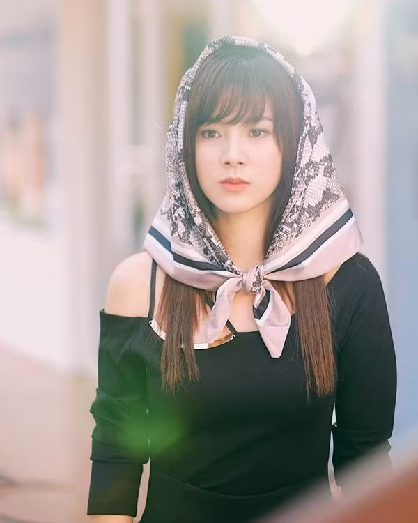 Ghi điểm từ nhan sắc đến diễn xuất, nàng Nira trong “Chiếc lá cuốn bay” còn được khen tới tấp bởi gu thời trang đẳng cấp.