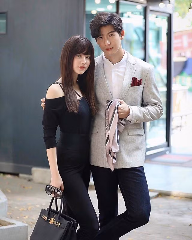 Trong phim, Baifern Pimchanok vào vai cô nàng chuyển giới Nira, khí chất xinh đẹp, sự lạnh lùng.