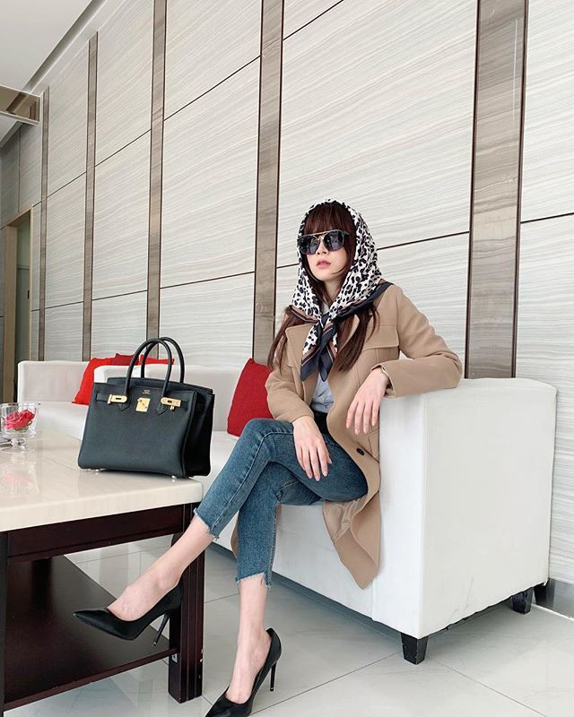 Cách ăn mặc vừa đẹp vừa sang của Baifern Pimchanok trong phim khiến cô được người hâm mộ đặt cho danh hiệu "chị đẹp".