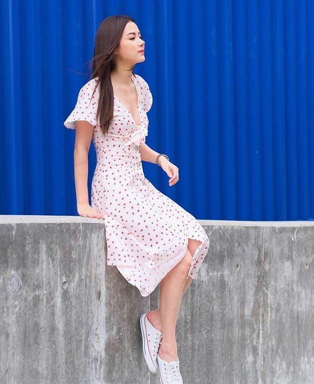 Váy ngắn xẻ ngực chiết eo giúp Baifern trẻ trung, duyên dáng, khi mix cùng giày thể thao.