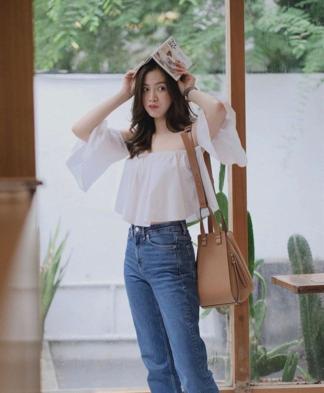 Người đẹp sinh năm 1992 thường xuyên làm mới mình với những style đời thường khác nhau, tạo nên bản phối thời trang vô cùng ấn tượng.