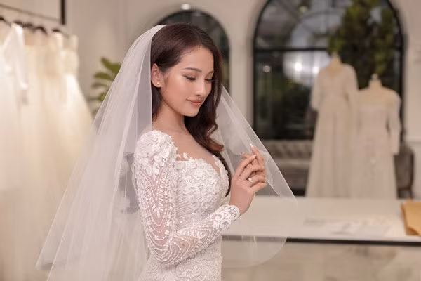 Thiết kế váy tôn nét đẹp vừa dịu dàng vừa sang chảnh của ca sĩ 26 tuổi.