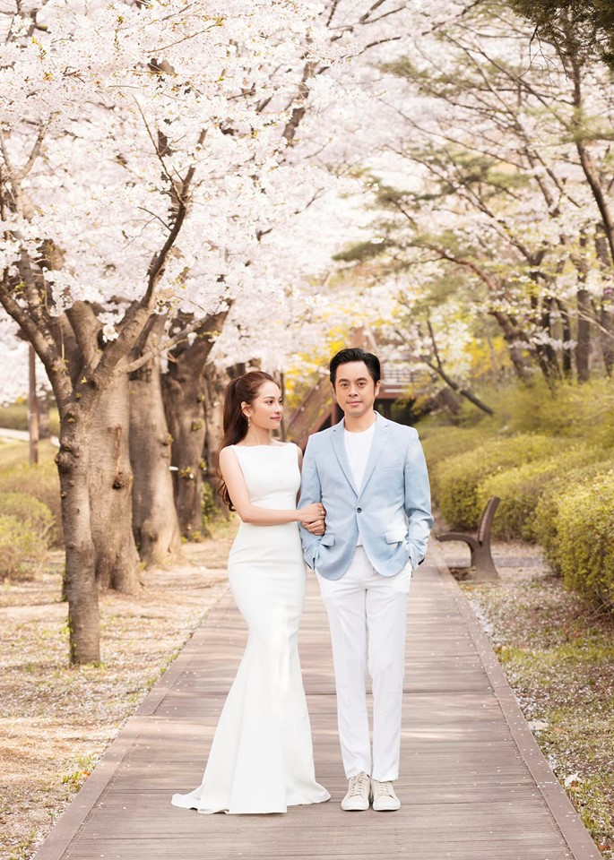 Hầu hết các trang phục chụp ảnh cưới của Sara đều có tông màu trắng chủ đạo. Ảnh: FBNV.