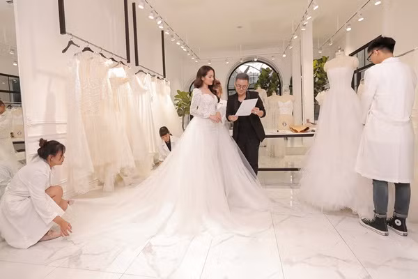 Đặc biệt, váy cưới của Sara Lưu có tùng váy thướt tha phía sau giúp cô dâu rạng ngời trong ngày cưới. 