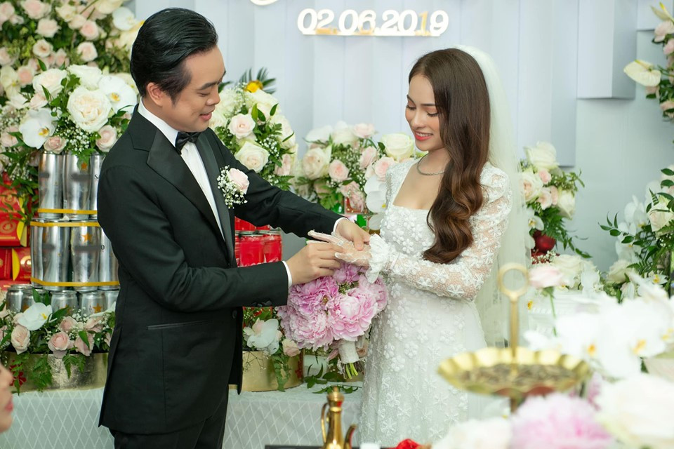 Trang phục Sara Lưu chọn cho lễ ăn hỏi buổi sáng cũng bằng chất liệu ren trắng trang nhã, tôn vẻ đẹp dịu dàng, nữ tính của cô dâu.