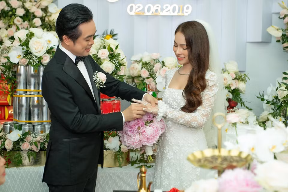 Trang phục Sara Lưu chọn cho lễ ăn hỏi buổi sáng cũng bằng chất liệu ren trắng trang nhã, tôn vẻ đẹp dịu dàng, nữ tính của cô dâu.