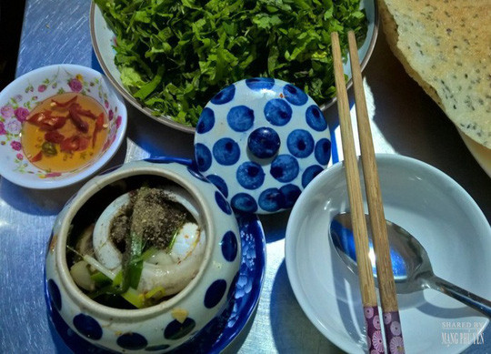 Điều đặc biệt ở món ăn này là, khi đã được nấu chín, người dân ở đây sẽ đặt hũ đựng mắt cá trên 1 cái đĩa, xếp 2 viên cồn khô ở 2 bên, đốt lửa trực tiếp để làm nóng món ăn.