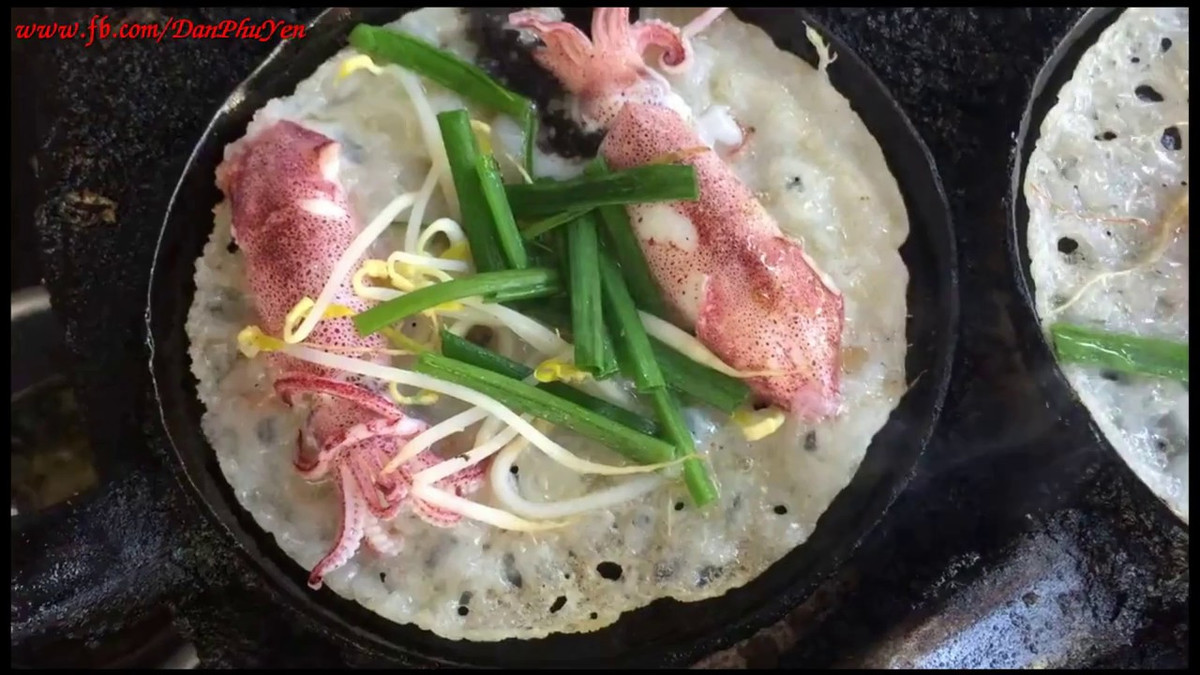 Khác với những nơi khác, bánh xèo Phú Yên vỏ hơi mềm, ướt. Bạn có thể chọn nhân tôm, mực, thịt. Vị thơm của rau gia vị, vị béo ngậy của bánh xèo, bánh tráng ướt dai dai bùi bùi chấm với nước mắm dầm ớt cay đặc trưng tạo nên hương vị khó quên của bánh xèo hải sản xứ Nẫu.