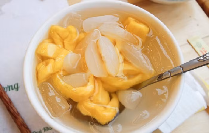 Chè, caramen: Tại Tuy Hòa cũng có khá nhiều quán bán đồ ăn vặt rất ngon. Hai món ăn vặt được du khách yêu thích nhất tại Phú Yên đó là chè và caramen. Giá thì lại rẻ bất ngờ, chỉ khoảng 3000 đồng mỗi cốc. Ảnh: Internet.