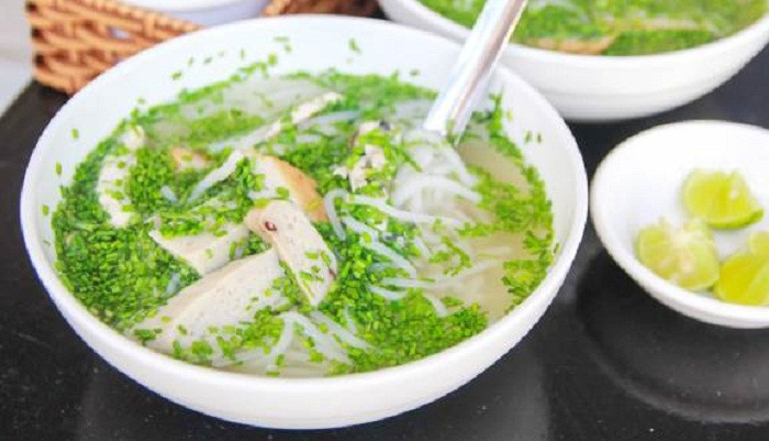 Bánh canh năng hẹ: Vị thơm nồng của hẹ, sợi mì canh trong suốt dẻo dai, nước dùng thanh ngọt, chả cá béo béo ngọt thơm mà không tanh đem lại sự hấp dẫn riêng cho món bánh canh chả cá mà ai đi Phú Yên cũng phải thử.