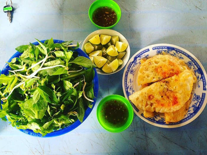 Bánh xèo tôm mực là một trong những đặc sản Phú Yên ngon khó cưỡng. Bạn có thể dễ dàng bắt gặp các quán bánh xèo hải sản trên đường Nguyễn Huệ, Nguyễn Công Trứ…với giá từ 2.500 - 7.000 đồng/cái.