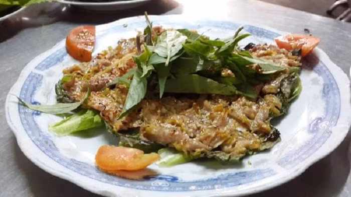 Thịt dê núi Chóp Chài: Không chỉ nổi tiếng với những món ăn từ biển, Phú Yên còn nổi tiếng với những món ăn từ núi rừng. Từ thịt dê, những người đầu bếp tại đây có thể chế biến được thành nhiều món ăn khác nhau như dê hấp, dê nướng, lẩu dê, các món xào,…