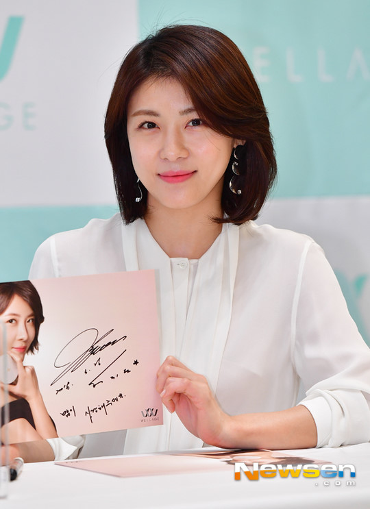 Năm 2015, Ha Ji Won đứng nhất trong cuộc bình chọn sao Hàn có làn da đẹp nhất của đài TVN.
