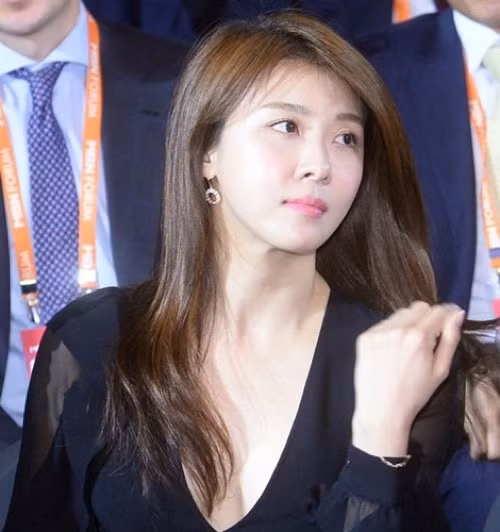 Ngay cả khi cười, gương mặt Ha Ji Won cũng không lộ các nếp nhăn. Làn da cô vẫn căng bóng, láng mịn đáng ngạc nhiên.