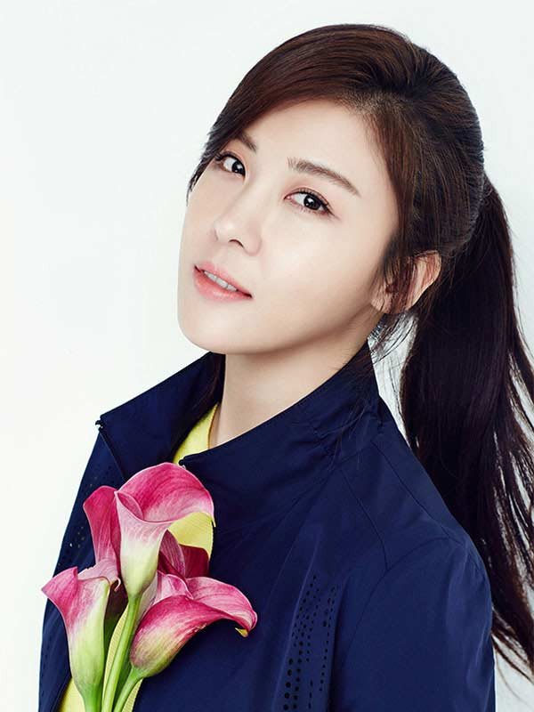 Dù đã ở độ tuổi tứ tuần nhưng người đẹp vẫn đơn thương độc mã. Trong một bài báo chia sẻ, Ha Ji Won hóm hỉnh chia sẻ rằng, một trong những bí quyết trẻ trung của cô đó chính là độc thân.