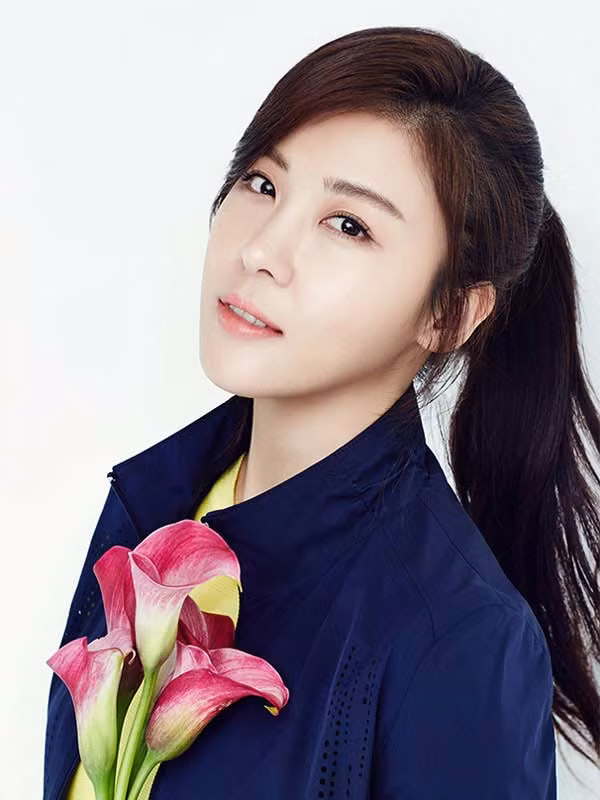 Dù đã ở độ tuổi tứ tuần nhưng người đẹp vẫn đơn thương độc mã. Trong một bài báo chia sẻ, Ha Ji Won hóm hỉnh chia sẻ rằng, một trong những bí quyết trẻ trung của cô đó chính là độc thân.