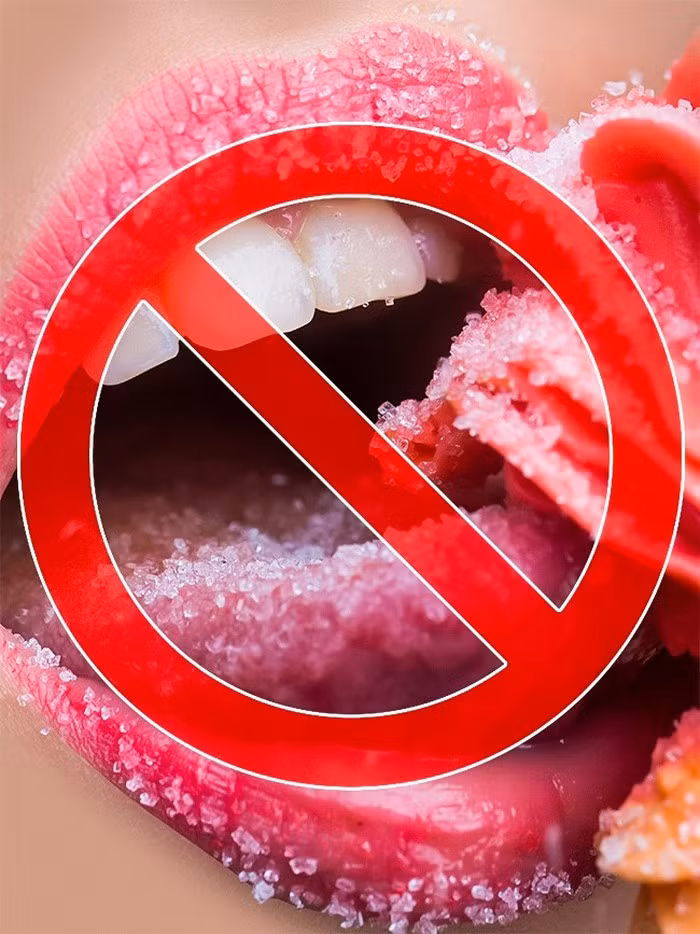 Tẩy tế bào chết môi là món mỹ phẩm không cần thiết bởi nó chỉ chứa son dưỡng và các hạt li ti có khả năng mài mòn nhưng giá thành lại rất cao. Bên cạnh đó, da môi rất mềm nên việc tẩy tế bào chết có thể làm bong tróc cả da chết và da sống. Do đó, sản phẩm này chỉ làm cho môi khô nứt, bong tróc nhiều hơn. Vì vậy, tốt nhất là bạn nên sử dụng son dưỡng ẩm để chăm sóc đôi môi của mình.