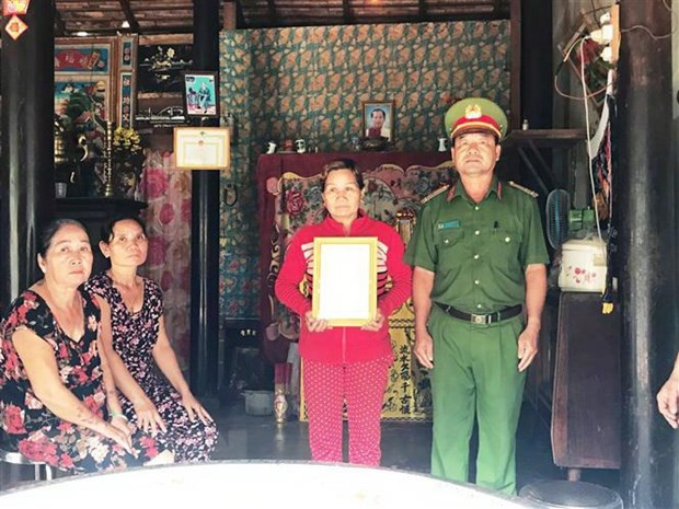 Thang cap bac quan ham cho chien sy hy sinh khi cuu ho cuu nan