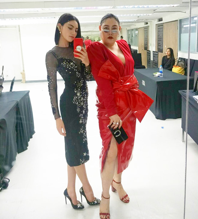 Dù chỉ là quản lý nhưng Klao Nampraw gây ấn tượng với gu thời trang sành điệu không hề thua kém Davika.