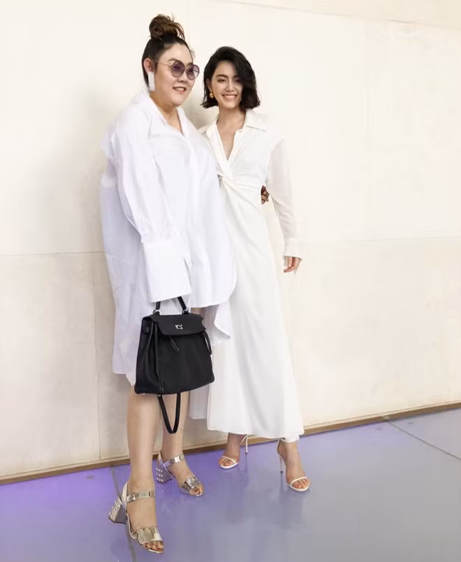 Nampraw luôn biết cách lựa chọn trang phục có màu sắc, phom dáng để che đi khuyết điểm tròn trịa của mình mà vẫn tự tin tỏa sáng.