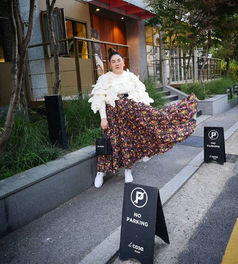 Nampraw phối áo trắng bánh bèo với chân váy hoa tinh tế.