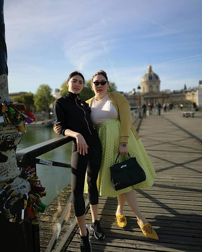 Có những lúc, Nampraw diện trang phục sành điệu, nổi bật hơn Davika.