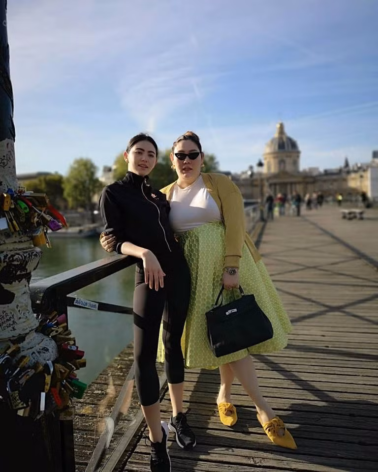 Có những lúc, Nampraw diện trang phục sành điệu, nổi bật hơn Davika.