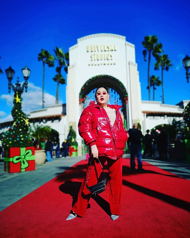 Trong một sự kiện thảm đỏ, Nampraw lựa chọn cả "cây đỏ" ấn tượng phối với túi xách đen.