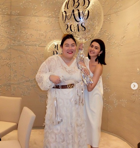 Dù thân hình mũm mĩm nhưng Nampraw không ngại khi lựa chọn những trang phục sáng màu dễ lộ vóc dáng quá khổ như đầm trắng.