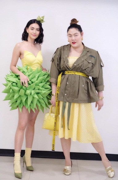 Mỗi khi xuất hiện cùng "ma nữ" Davika, Nampraw ăn mặc nổi bật không kém.