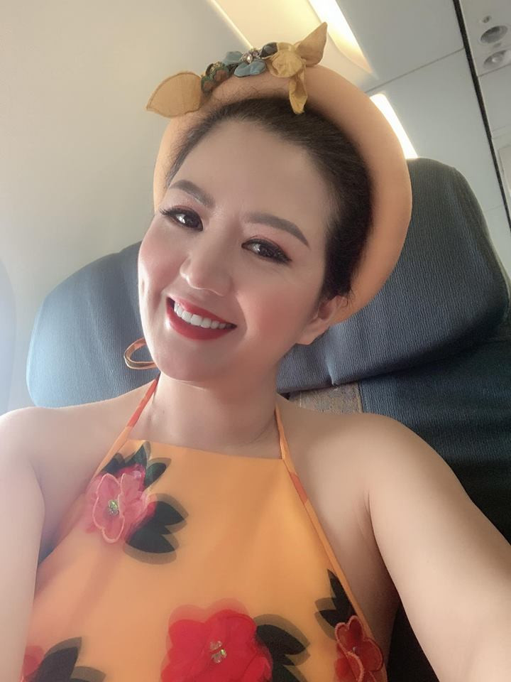 Cô mặc yếm khoe làn da trắng nõn.